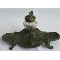 Groen gepatineerde tinnen inktstel. Gesigneerd Brossy. Cira 1900